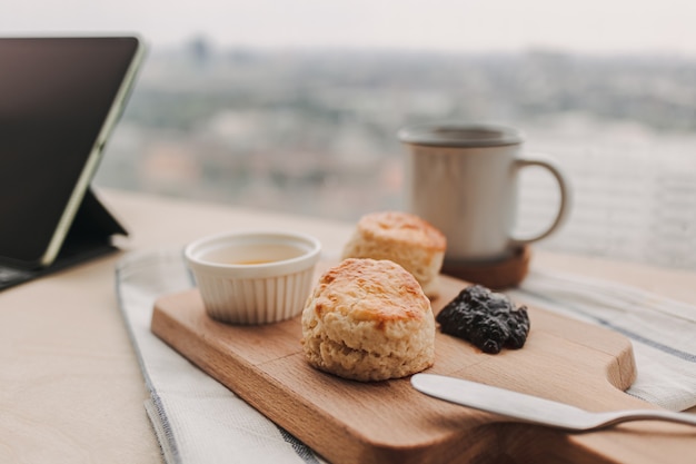 Scones en koffie in Engelse stijl voor werkpauze work