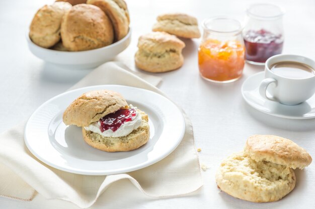 Foto focaccine con crema e marmellata di frutta e tazza di caffè