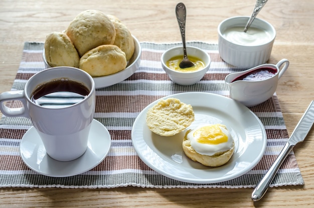 Scones with lemon curd