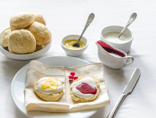 Scones with lemon curd