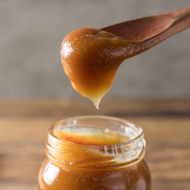 Foto paletta e vasetto pieni di dulce de leche