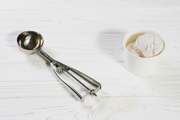 Foto scoop vicino alla tazza di gelato '