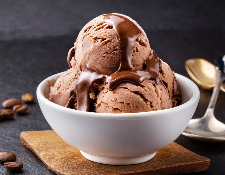 Photo scoops of chocolate ice cream with mint leaves in a bowl