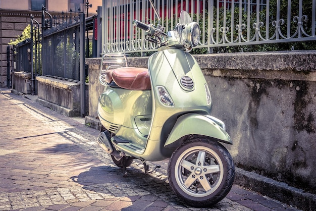 Scooter geparkeerd op een oude straat Rome Italië