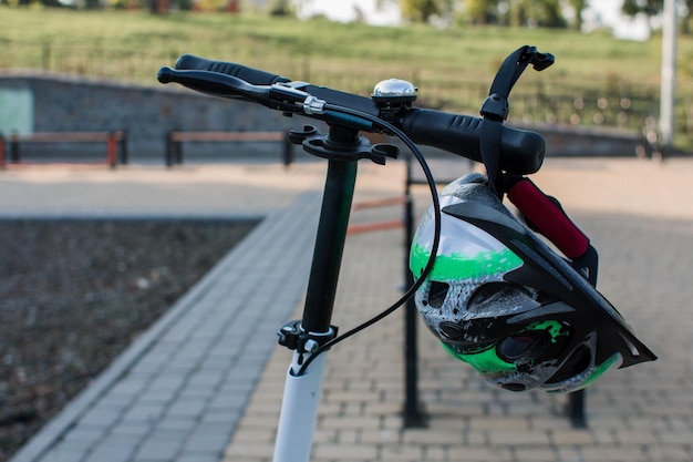 Scooter met helm op een sportveld