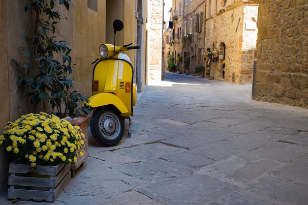 イタリアの旧市街の何もない通りに立っているスクーター