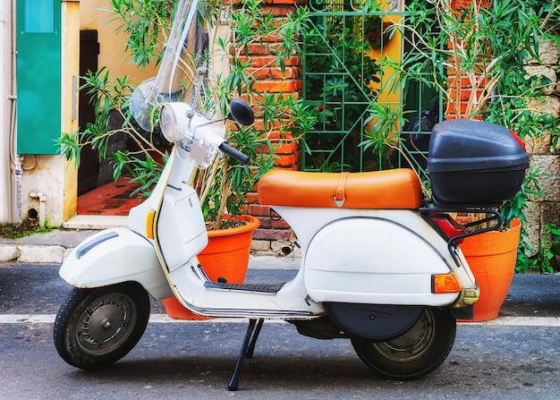 Foto scooter in strada di taormina, sicilia, italia