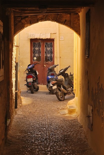 Scooters op de oude straat van Rhodos