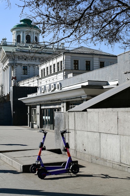 Scooterverhuur in de buurt van metrostation Borovitskaya Stadsschets 24 maart 2022 Moskou Rusland