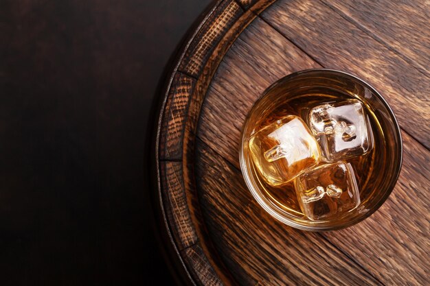 Foto bicchiere da whisky scozzese e vecchia botte
