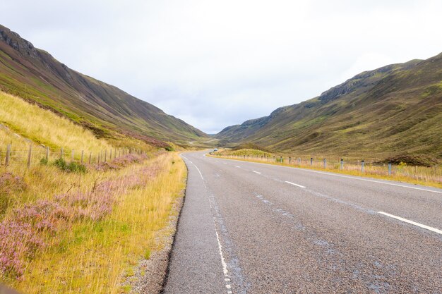 スコットランドの道路トラフの田園地帯。遠近法の道。スコットランドのパノラマ