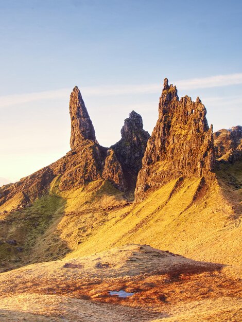 Foto paesaggio roccioso scozzese nell'isola di skye vecchio uomo di storr mistero intorno al punto di riferimento