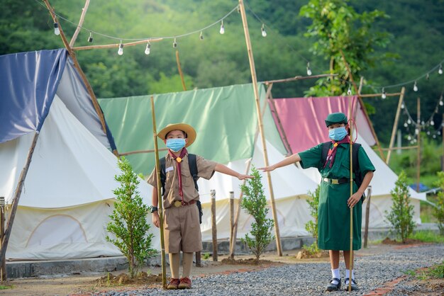 스카우트 아시아 학생 유니폼과 마스크를 착용