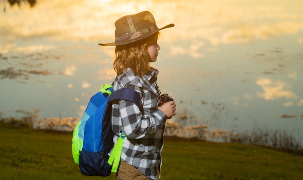 Scout jongen met ontdekkingsreiziger hoed en rugzak outdoor Ontdekkingsreiziger en avontuur met verrekijker