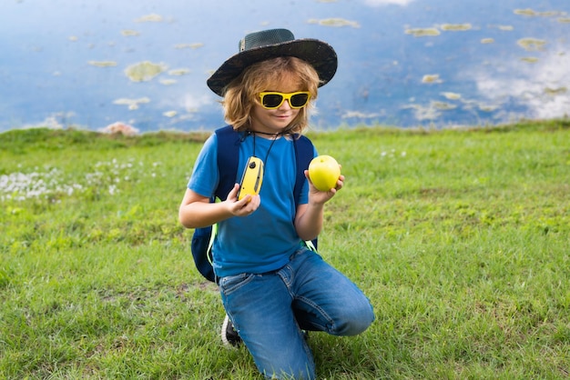 Scout jongen met ontdekkingsreiziger hoed en rugzak outdoor Ontdekkingsreiziger en avontuur met verrekijker