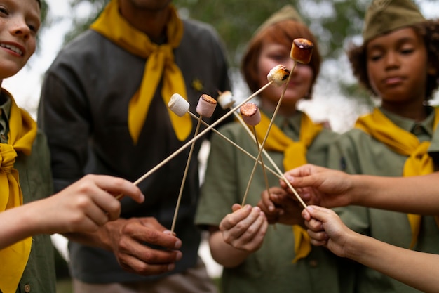 Scouts met marshmallow vooraanzicht