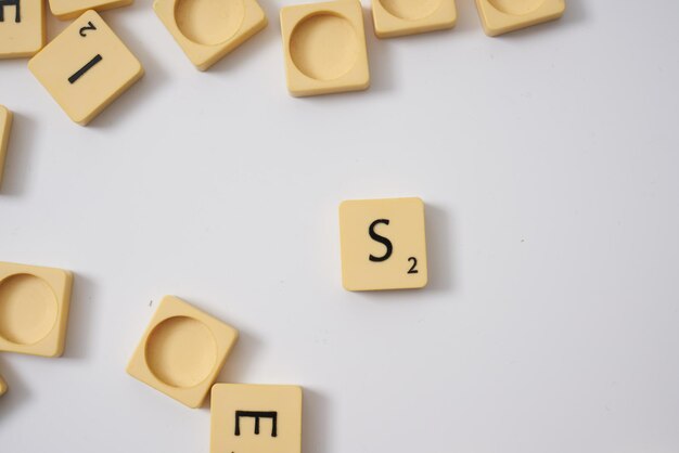 Scrabble letter S bovenaanzicht op een witte achtergrond