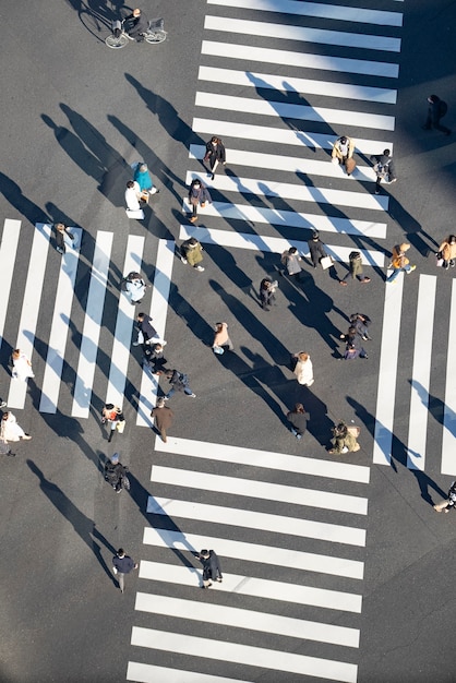 人々が行き交う東京、日本でのスクランブル交差点