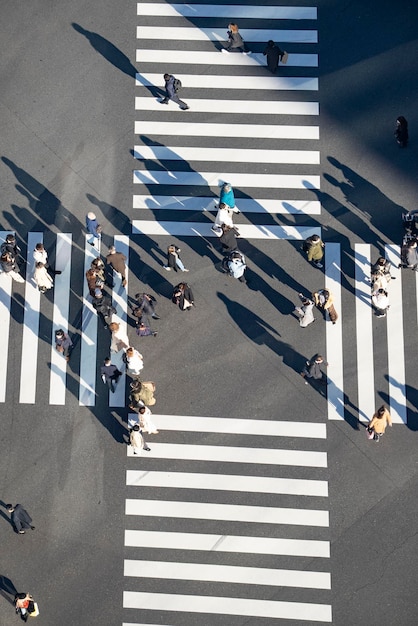 사람들이 오가는 일본 도쿄의 스크램블 교차로
