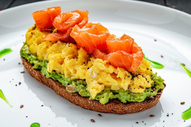 Scramble op toast met zalm en guacamole en olijven