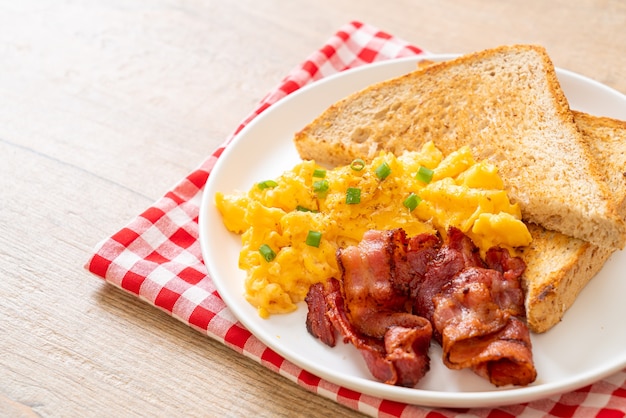 スクランブルエッグとパンのトーストとベーコンの朝食