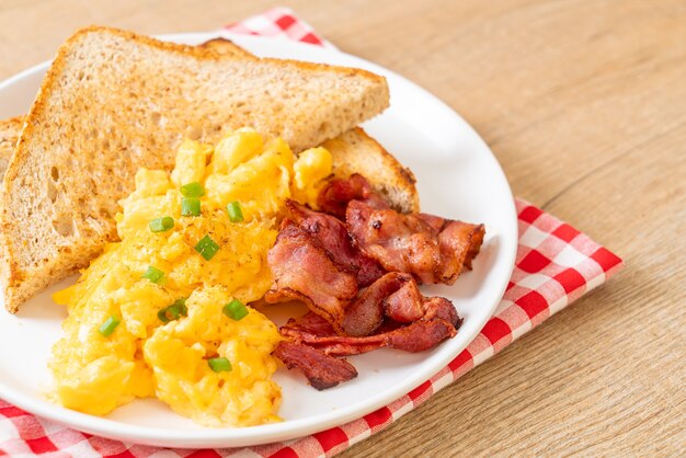 Scrambled egg with toasted bread and bacon