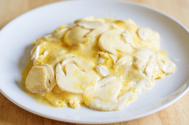 scrambled eggs fried with mushroom.