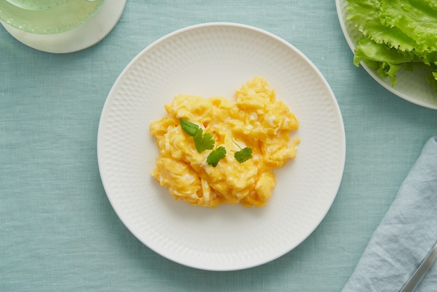 Photo scrambled eggs omelette breakfast with panfried eggs texture