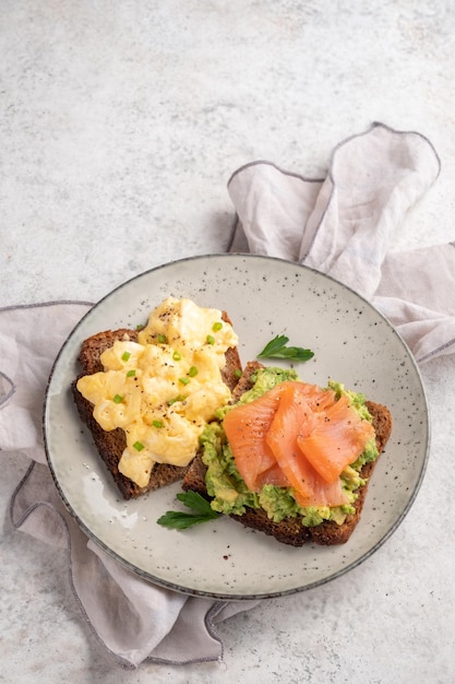 Scrambled eggs with smoked salmon and whole wheat toast