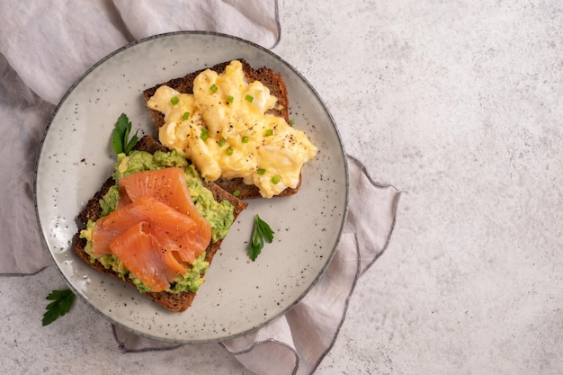 Scrambled eggs with smoked salmon and whole wheat toast