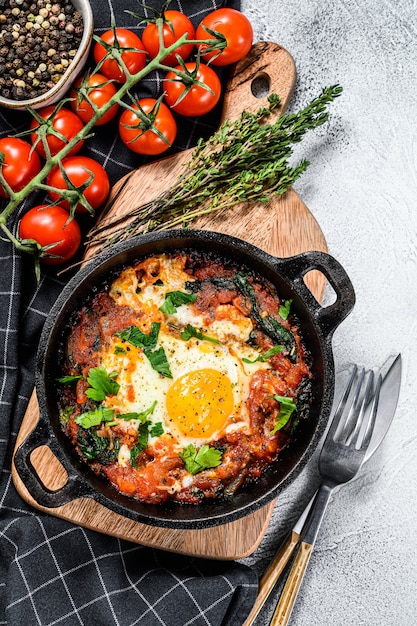 Scrambled eggs with tomatoes and vegetables