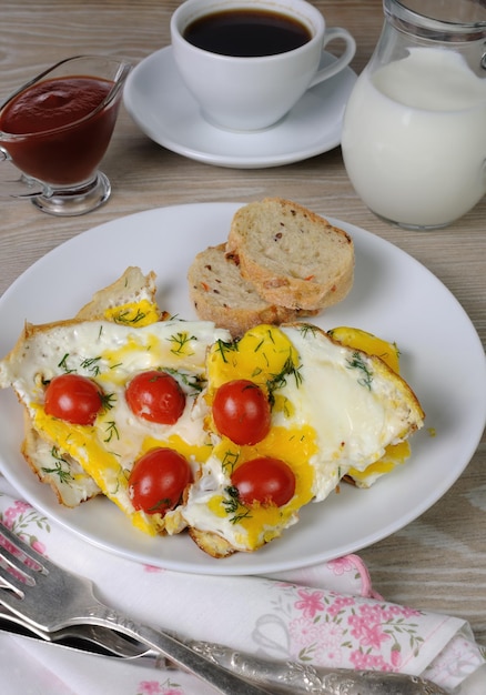 Scrambled eggs with tomatoes