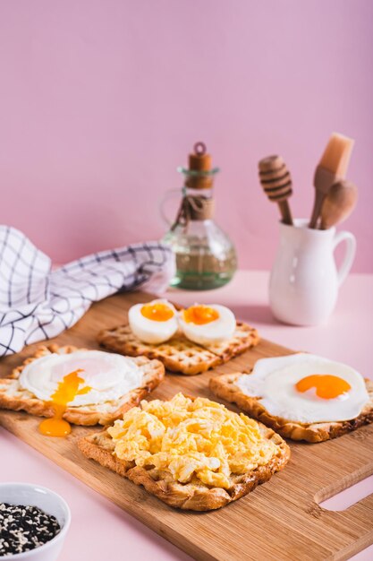 Scrambled ei gepocheerd ei gebakken ei gekookt ei op toast op een plank verticaal zicht