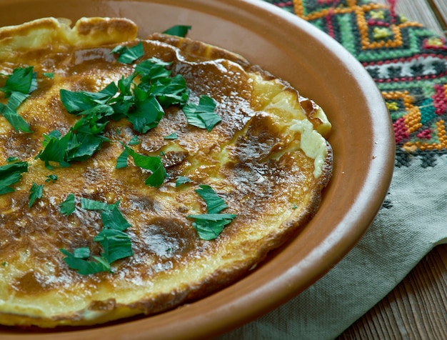 Scrambled Hutsul .Raditioneel gerecht van Hutsuls.Carpathische hooglanders