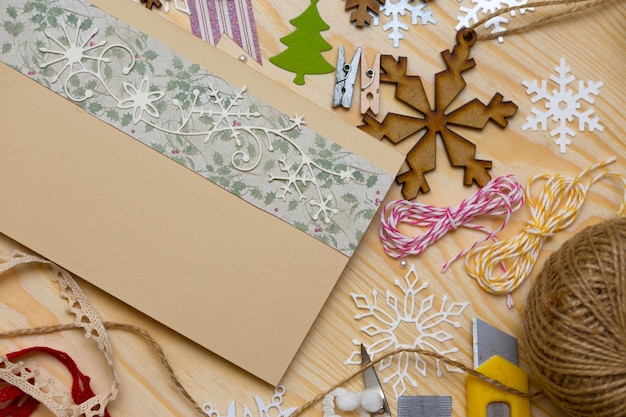 スクラップブックの背景のクリスマスカードと装飾xAのツール