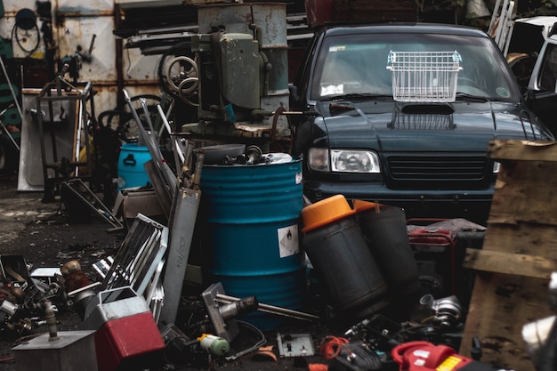 写真 金属ごみと車がたくさんある解体屋