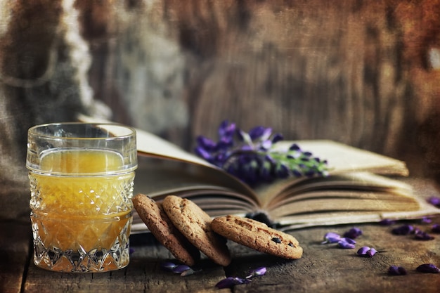 Effetto graffi su foto libro retrò sulla colazione in legno bevanda