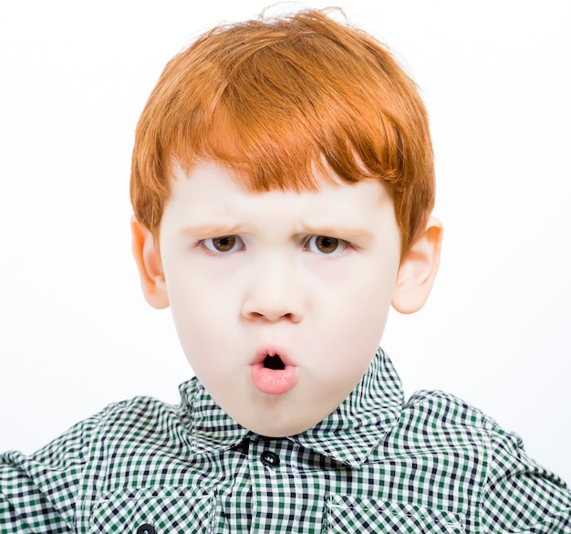 Ragazzo di grido con i capelli rossi