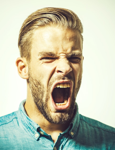 Фото Кричащий человек эмоции портрет кричащего человека сердитый крик