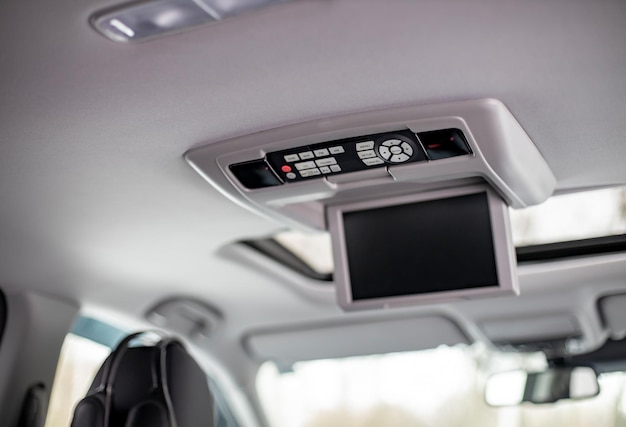 사진 스크린 멀티미디어 시스템 제어판 천장에 대형 디스플레이와 조명 버튼 스위치가 있는 현대적인 고급 자동차 대시보드의 내부 세부 정보 스크린 멀티미디어 시스템