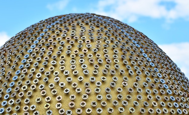 Foto invertire l'arte sulla struttura contro il cielo