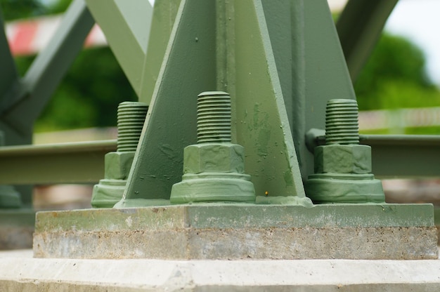 Screw connection at the foot of a catenary mast