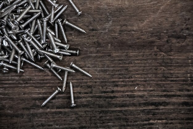 Foto vite strumento artigiano su un tavolo di legno, in stile vintage