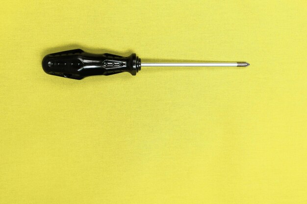 Отвертка металлический инструмент с пластиковой ручкой