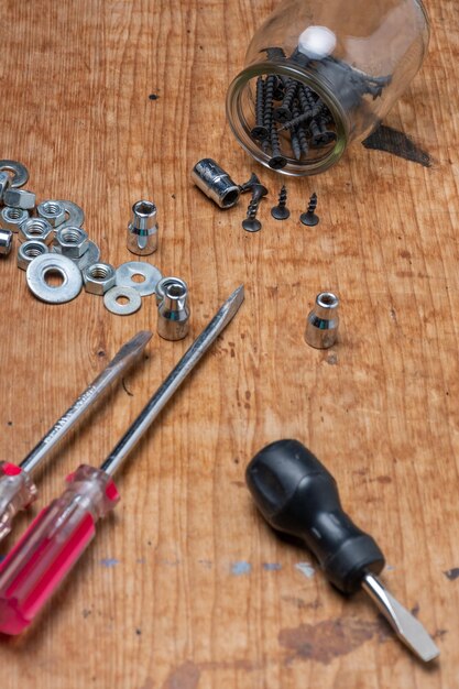 Foto screwdriver viti chiavi per prese e lavatrici su un banco di lavoro rustico