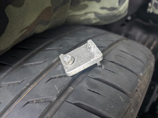 자동차의 타이어에 나사와 철 조각이 부착되어 있습니다.