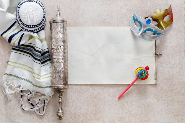 Foto il rotolo di ester tallit kippah e gli oggetti della festa di purim