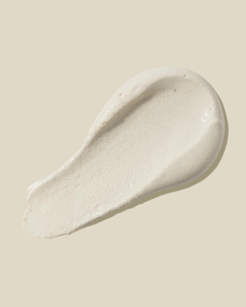 Scrub-uitstrijkje op een beige achtergrond Schoonheidstextuur Voorbeeld van een cosmetisch product