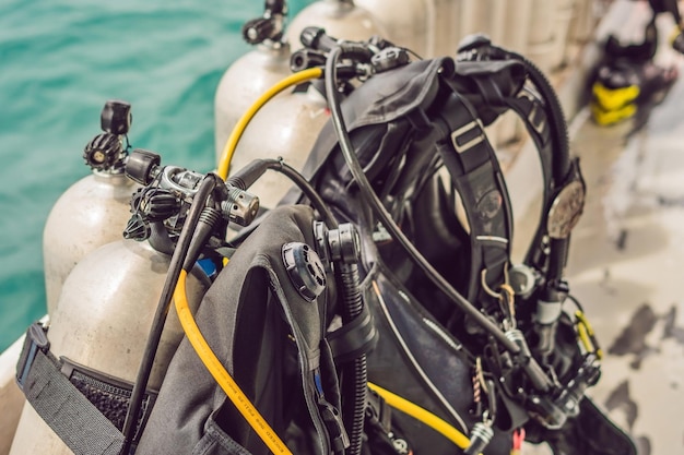 Foto bombola di aria compressa per immersioni in barca. pronto per l'immersione