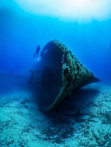 Водолаз с кораблекрушением в море